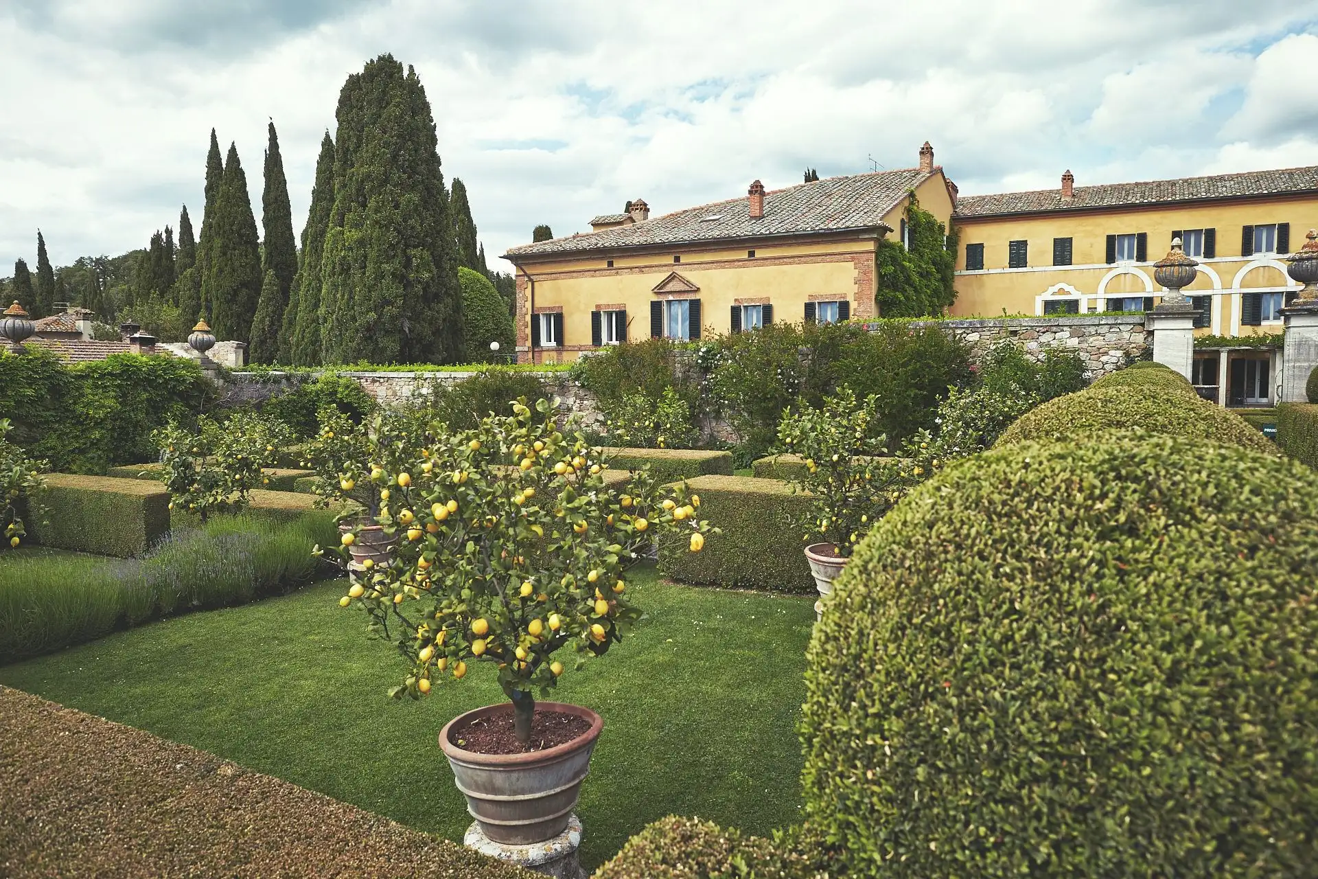 sublime val d orcia wedding