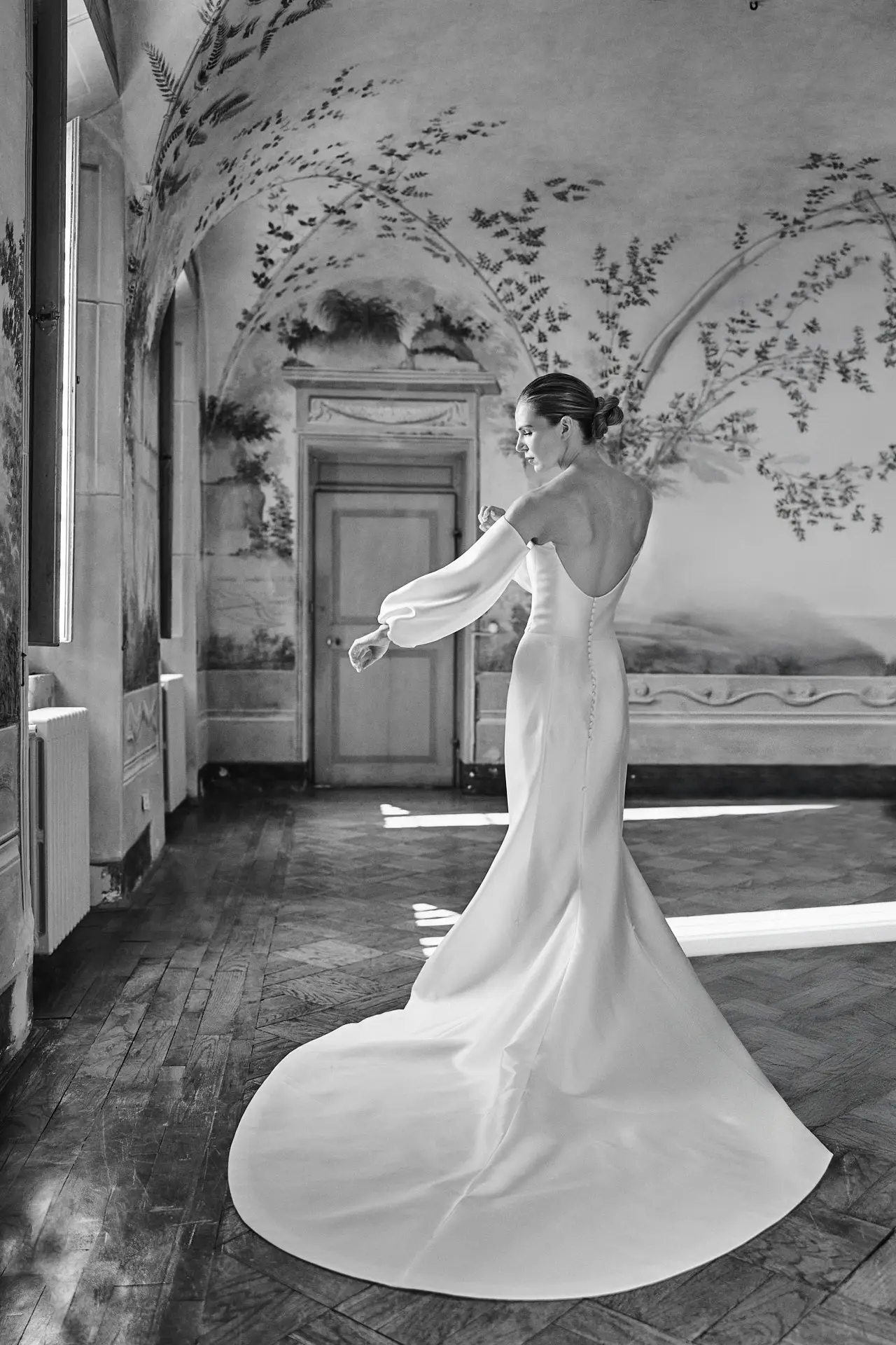 bride adjusts dress sleeve at villa catignano