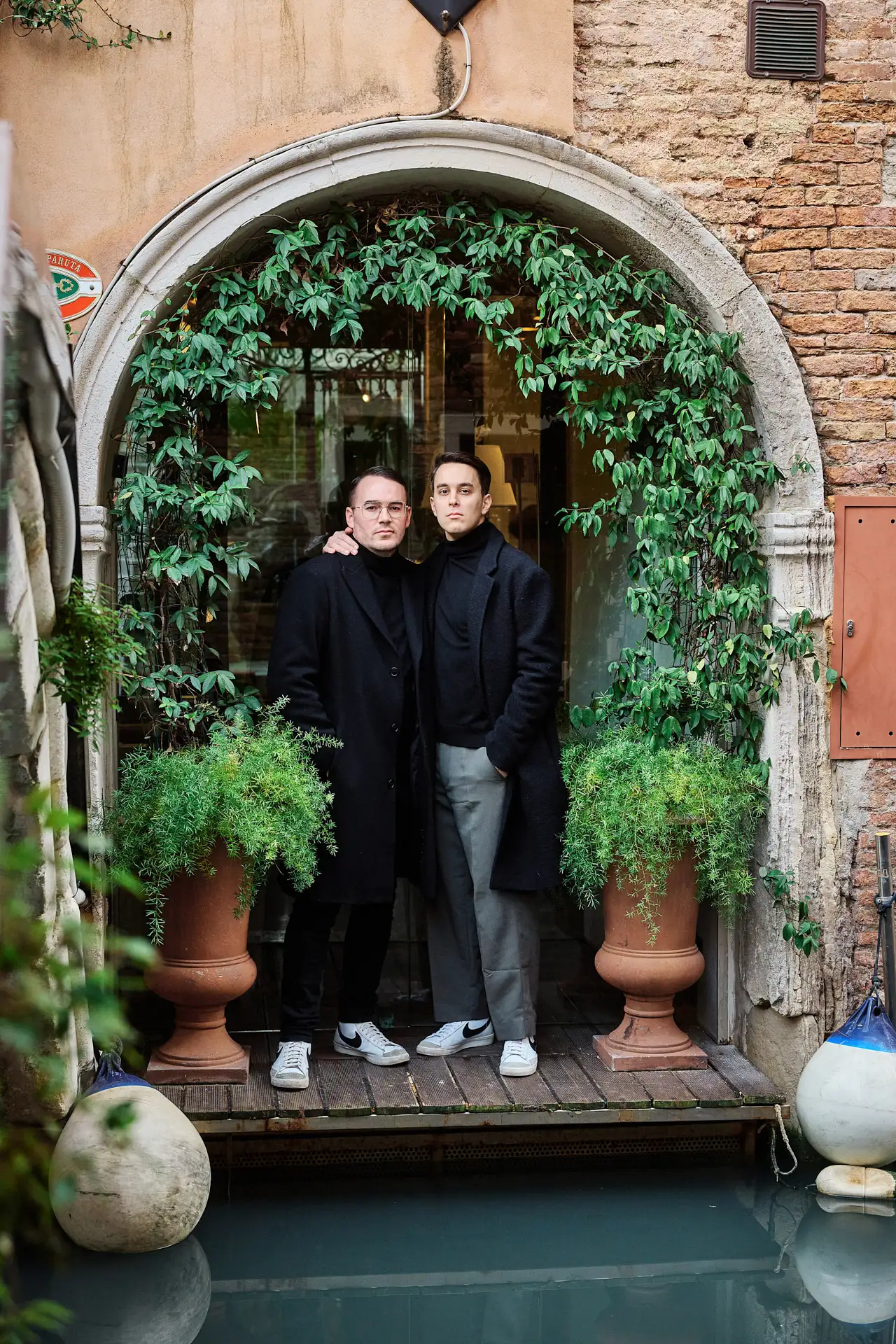 stylish venice engagement shoot